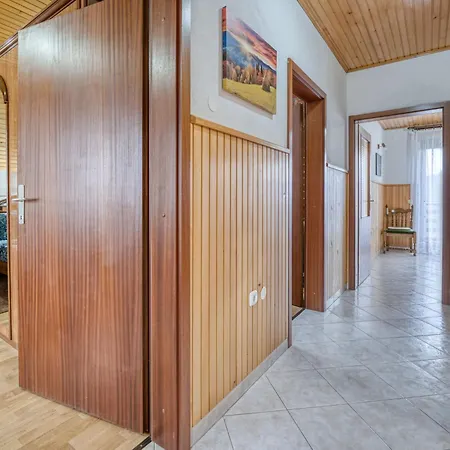 Maklen-1 By Interhome Brod Moravice